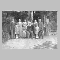 062-0030 Gruppenbild der Familie Ernst Neumann in Lindendorf.jpg